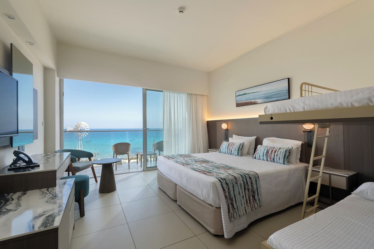 Sea View Superior Family Room | Seprai premium, brankas, meja kerja, dan kedap suara