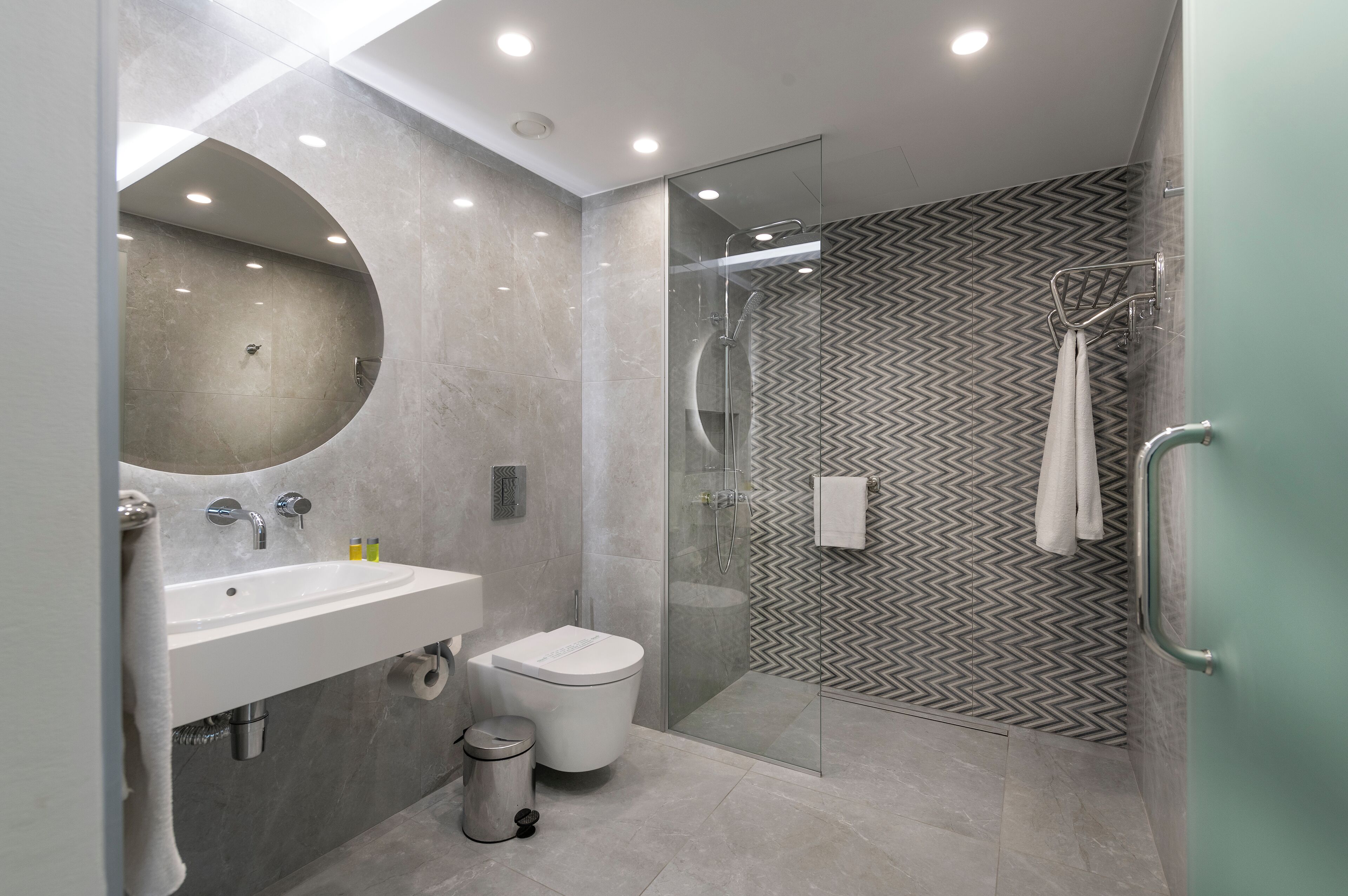 suite, sea view | bathroom | shower, free toiletries, hair dryer, towels