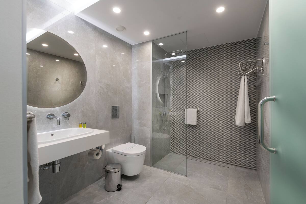 suite, sea view | bathroom | shower, free toiletries, hair dryer, towels