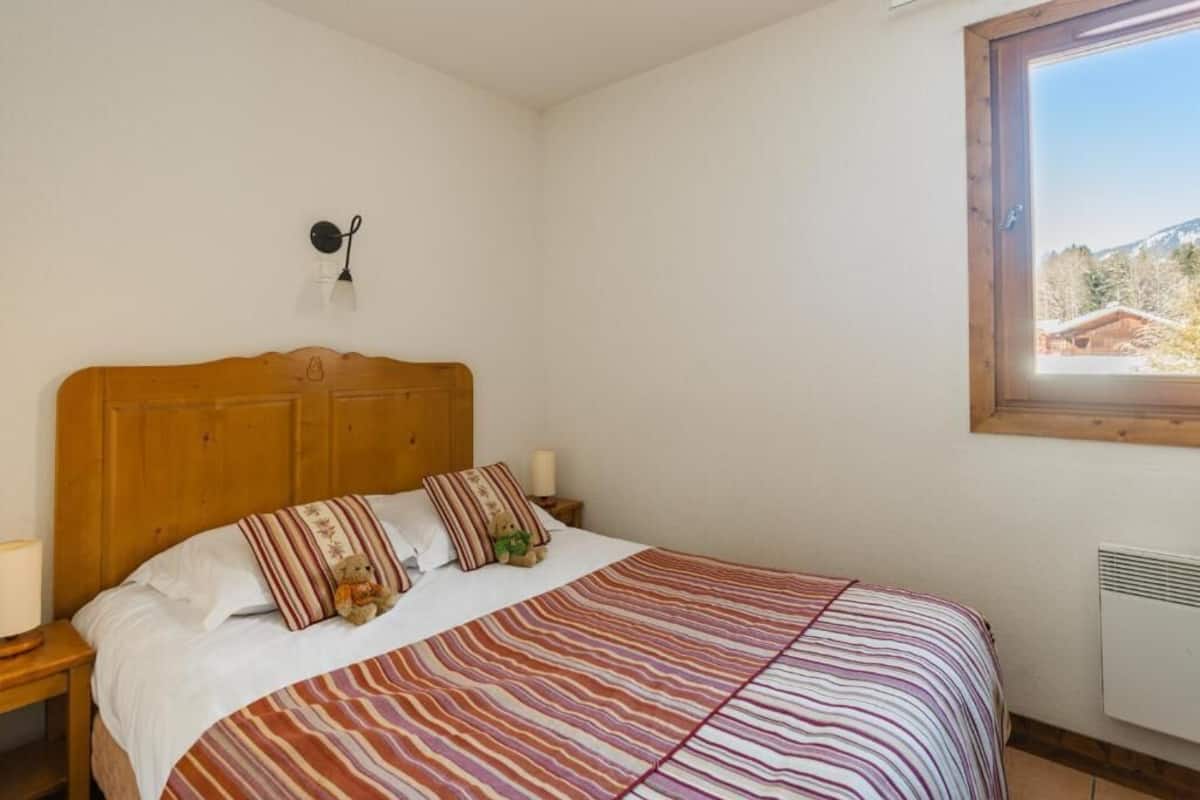 Een strijkplank/strijkijzer, babybedden (toeslag), wifi (toeslag)
