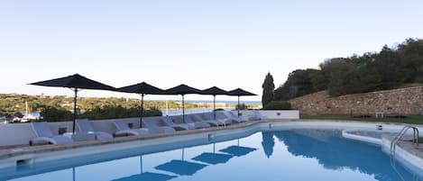 Piscine extérieure (ouverte en saison), parasols de plage