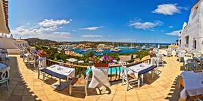 供應午餐和晚餐，地中海料理，海灘景觀