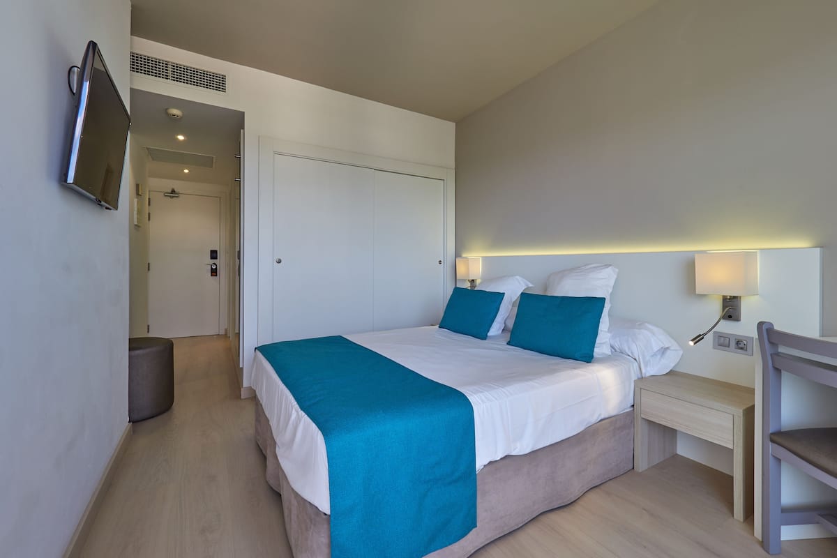 Schreibtisch, Verdunkelungsvorhänge, schallisolierte Zimmer