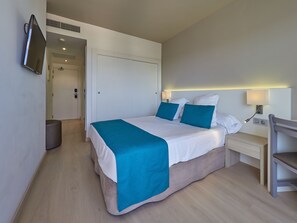 Desk, blackout drapes, soundproofing, iron/ironing board - BQ Delfín Azul Hotel (Alcúdia)
