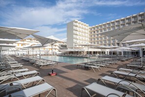 Outdoor pool, pool umbrellas, pool loungers - BQ Delfín Azul Hotel (Alcúdia)