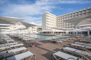 Outdoor pool, pool umbrellas, sun loungers