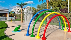 A playground with colorful arches and a water fountain. - BQ Delfín Azul Hotel (Alcúdia)