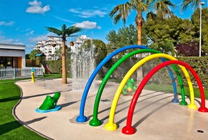 Lasten leikkialue ulkona