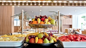 A buffet with various fruits and pastries. - BQ Delfín Azul Hotel (Alcúdia)