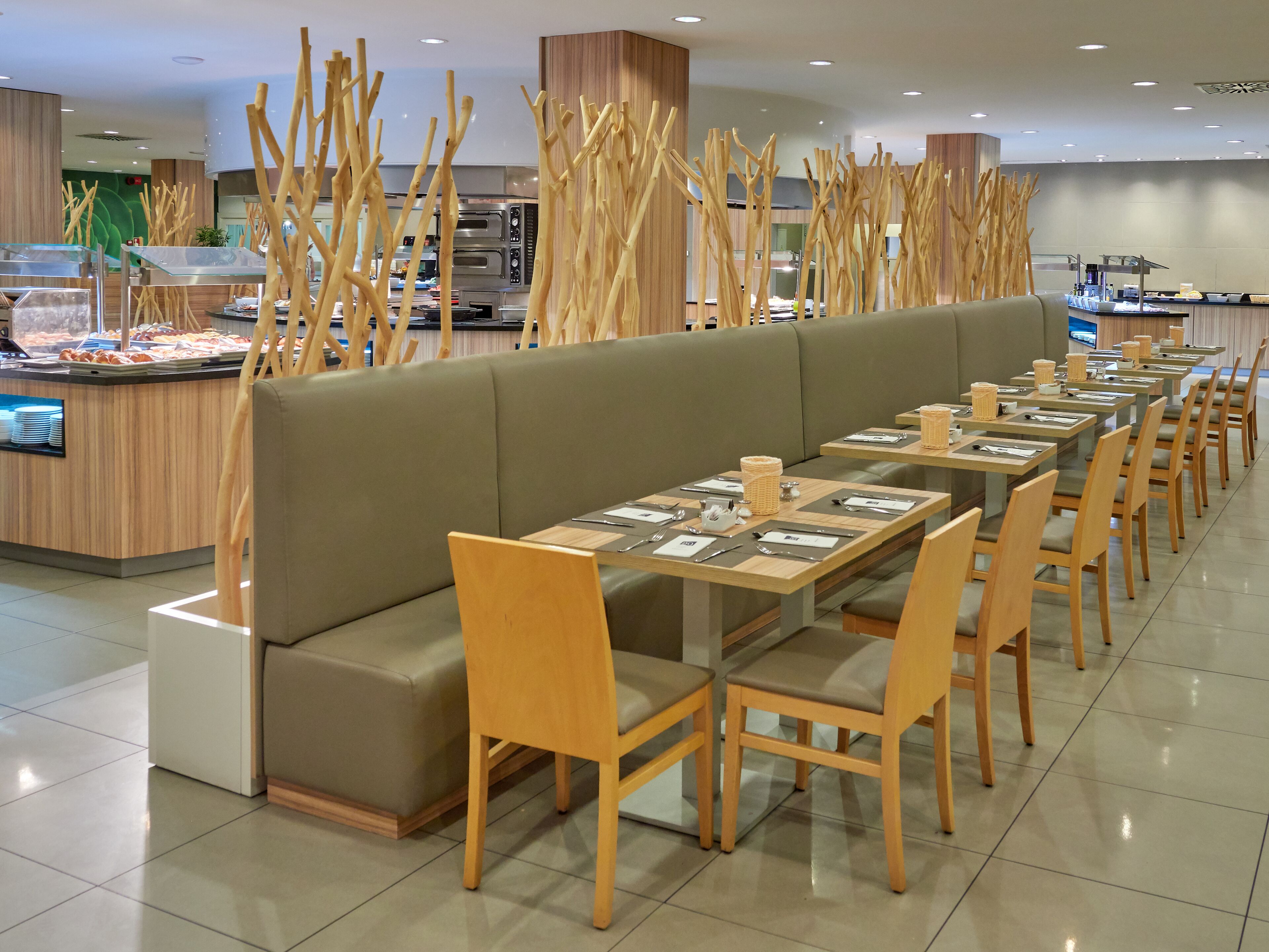 Desayuno buffet diario (EUR 14 por persona)