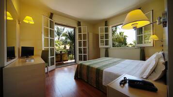 Minibar, coffres-forts dans les chambres, bureau, rideaux occultants