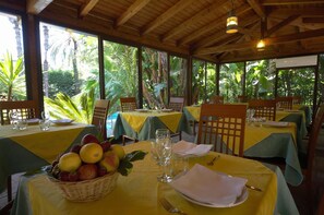Petit déjeuner et dîner servis sur place, spécialités Cuisine italienne