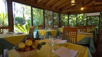 Petit déjeuner et dßner servis sur place, spécialités Cuisine italienne