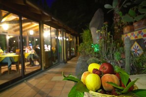 Petit déjeuner et dîner servis sur place, spécialités Cuisine italienne