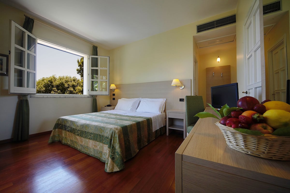 minibar, in-room safe, desk, blackout curtains