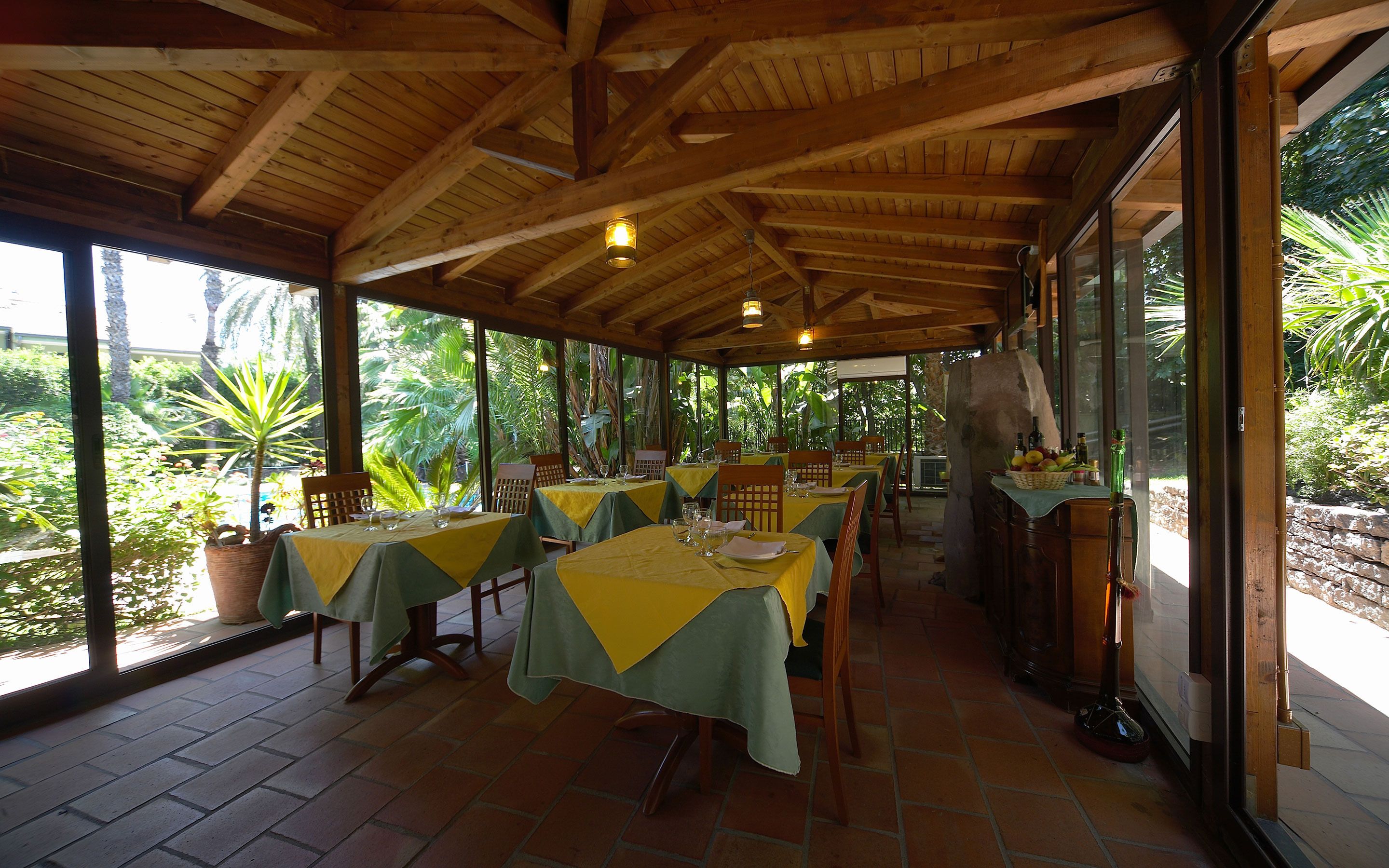 Petit déjeuner et dîner servis sur place, spécialités Cuisine italienne