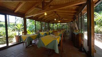 Breakfast and dinner served, Italian cuisine