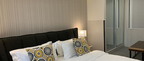 Cortinas blackout, tabla de planchar con plancha y wifi gratis