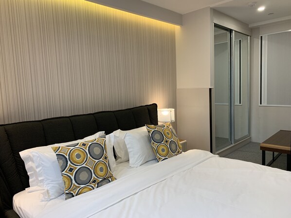 Habitación ejecutiva | Cortinas blackout, tabla de planchar con plancha y wifi gratis