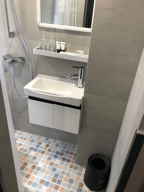 Shower, hair dryer, slippers, towels - MK STAY(formerly HOTEL MK) (Kowloon)