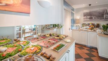 TĂ€gliches FrĂŒhstĂŒcksbuffet (14 EUR pro Person)