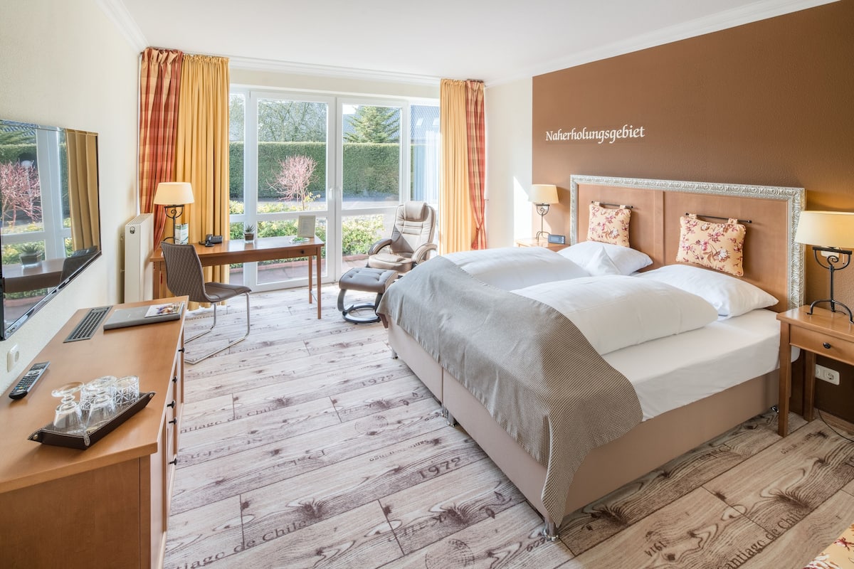 Quarto casal luxo, 1 cama Queen | Lençóis italianos Frette, edredons de pluma, camas Select Comfort