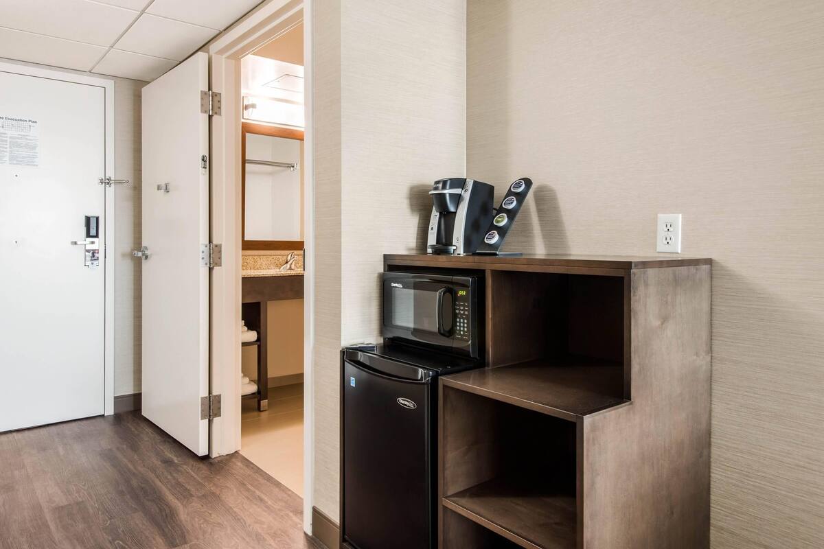 Chambre, 1 grand lit et 1 canapé-lit, accessible aux personnes à mobilité réduite, non-fumeur | Literie de qualité, coffre-fort, bureau
