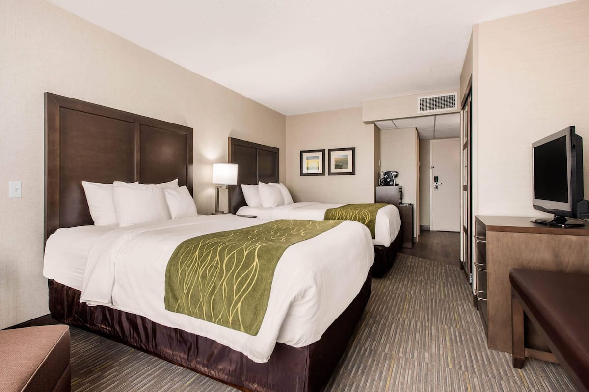 Premium bedding, in-room safe, desk, laptop workspace
