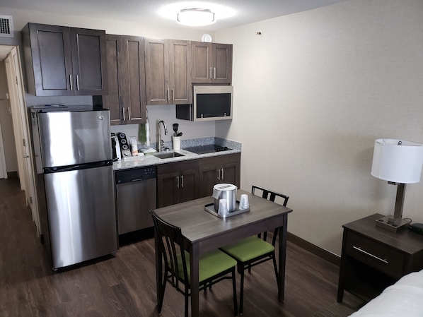 Non Smoking Suite, 1 King Bed, Kitchen | ครัวขนาดเล็กส่วนตัว | ตู้เย็น, ไมโครเวฟ, เครื่องชงกาแฟ/ชา