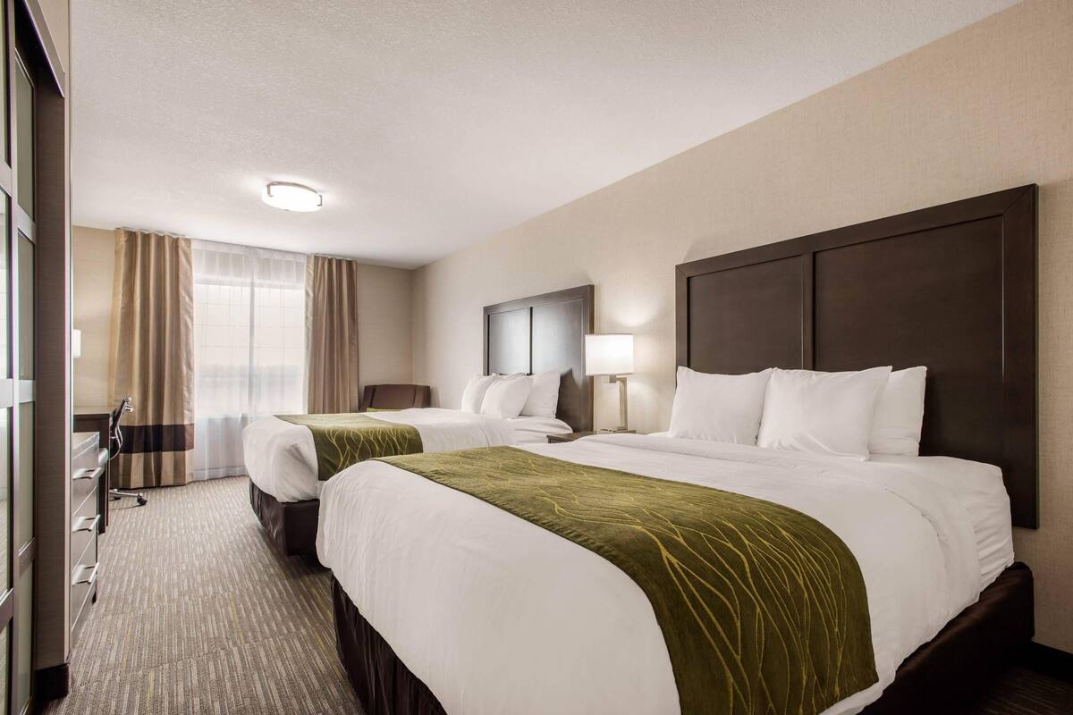 Premium bedding, in-room safe, desk, laptop workspace