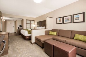 Premium bedding, in-room safe, desk, laptop workspace - Comfort Inn & Suites Red Deer (Red Deer)
