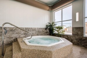 Indoor pool - Comfort Inn & Suites Red Deer (Red Deer)