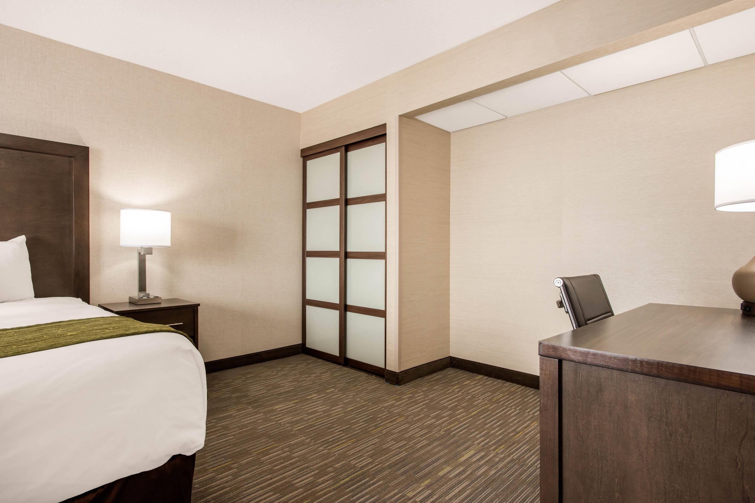 Premium bedding, in-room safe, desk, laptop workspace
