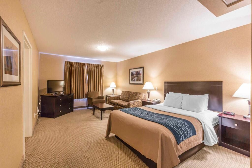 أغطية فراش متميزة وخزنة داخل الغرفة ومكتب ومساحة عمل للكمبيوتر المحمول