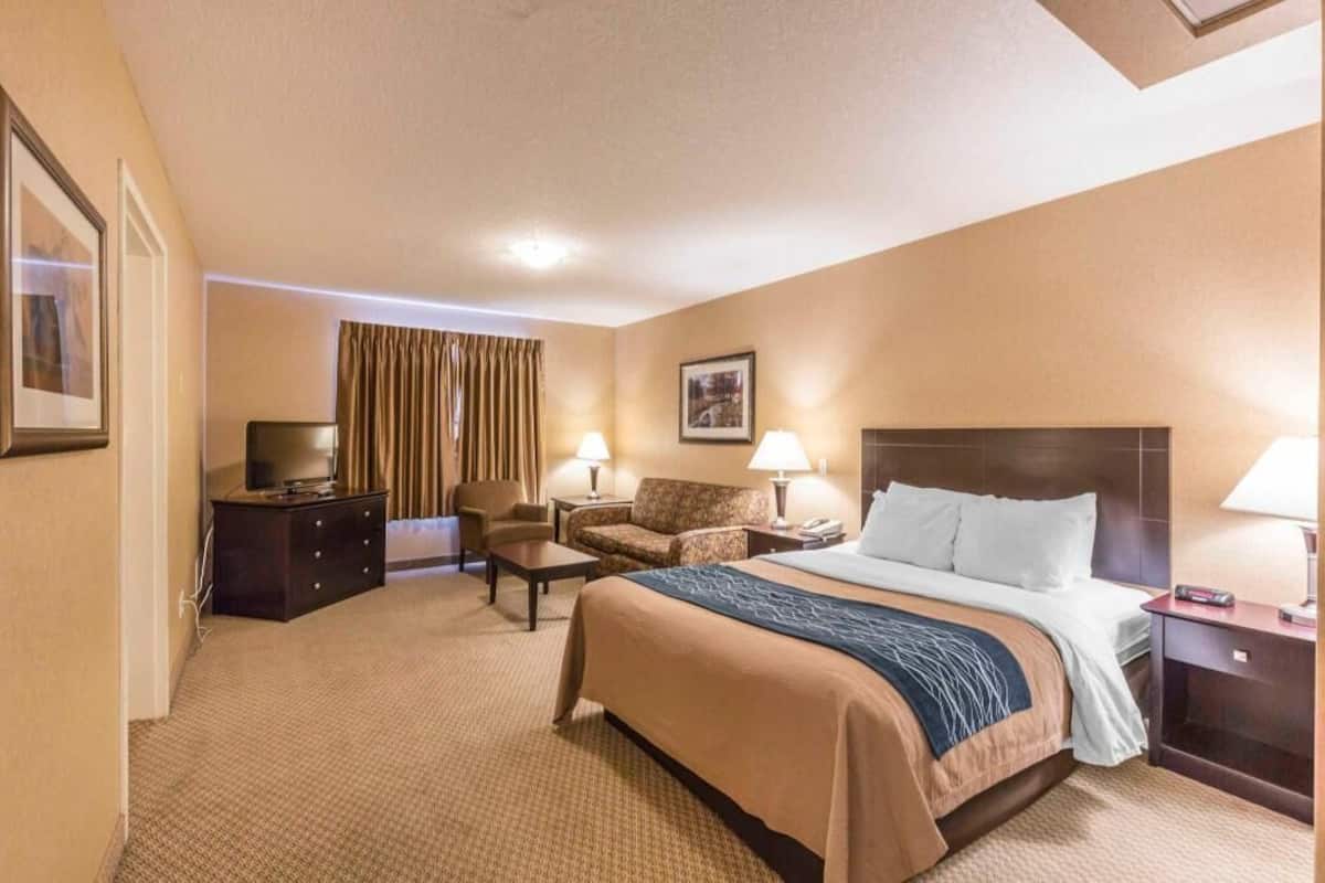 Premium bedding, in-room safe, desk, laptop workspace