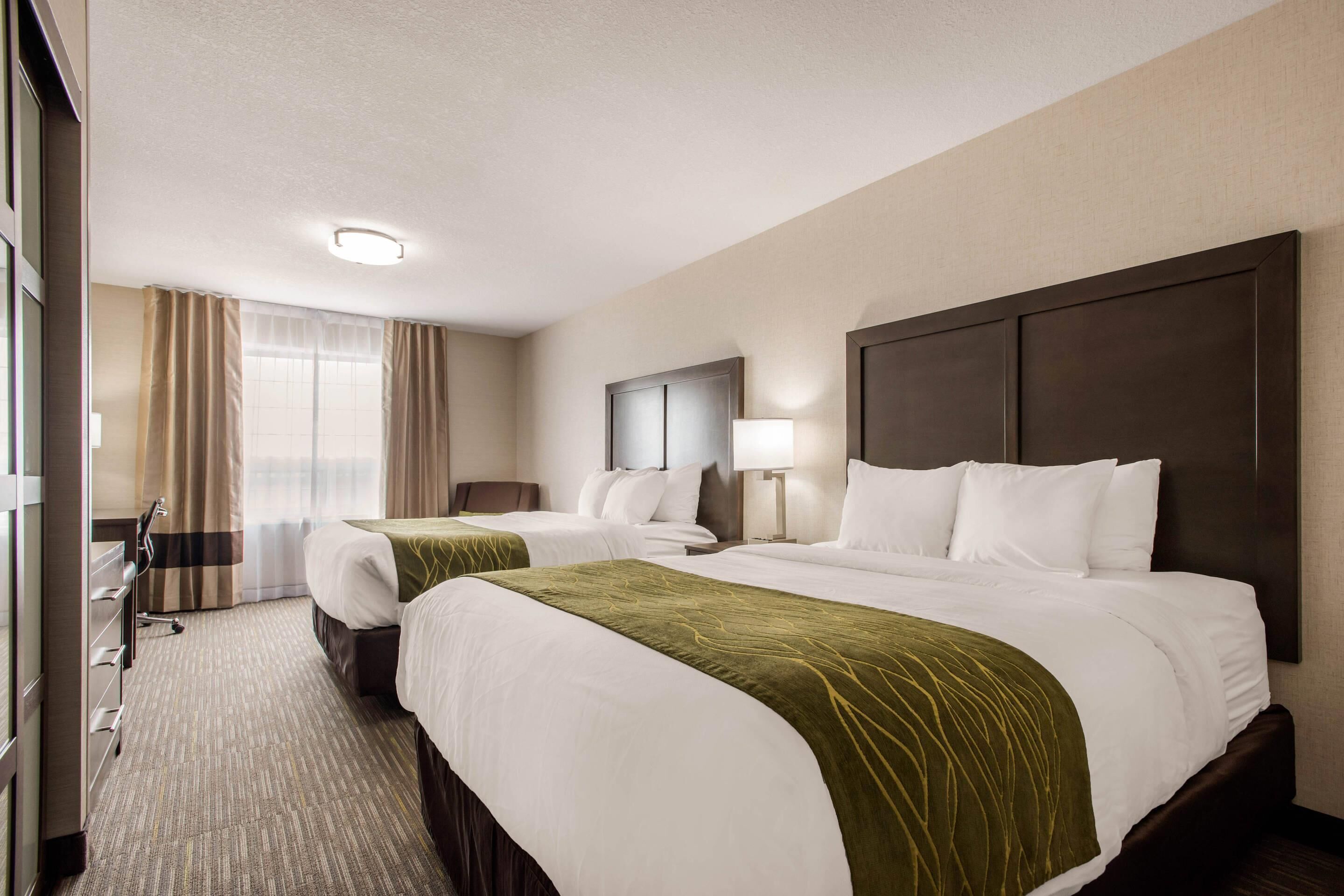 Premium bedding, in-room safe, desk, laptop workspace
