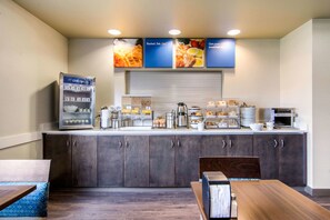 Free daily buffet breakfast  - Comfort Inn & Suites Red Deer (Red Deer)