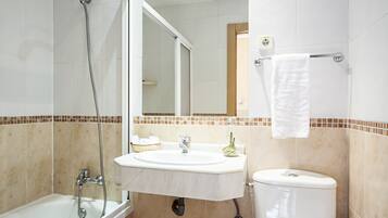 Eenpersoonskamer | Badkamer | Een douche, handdoeken