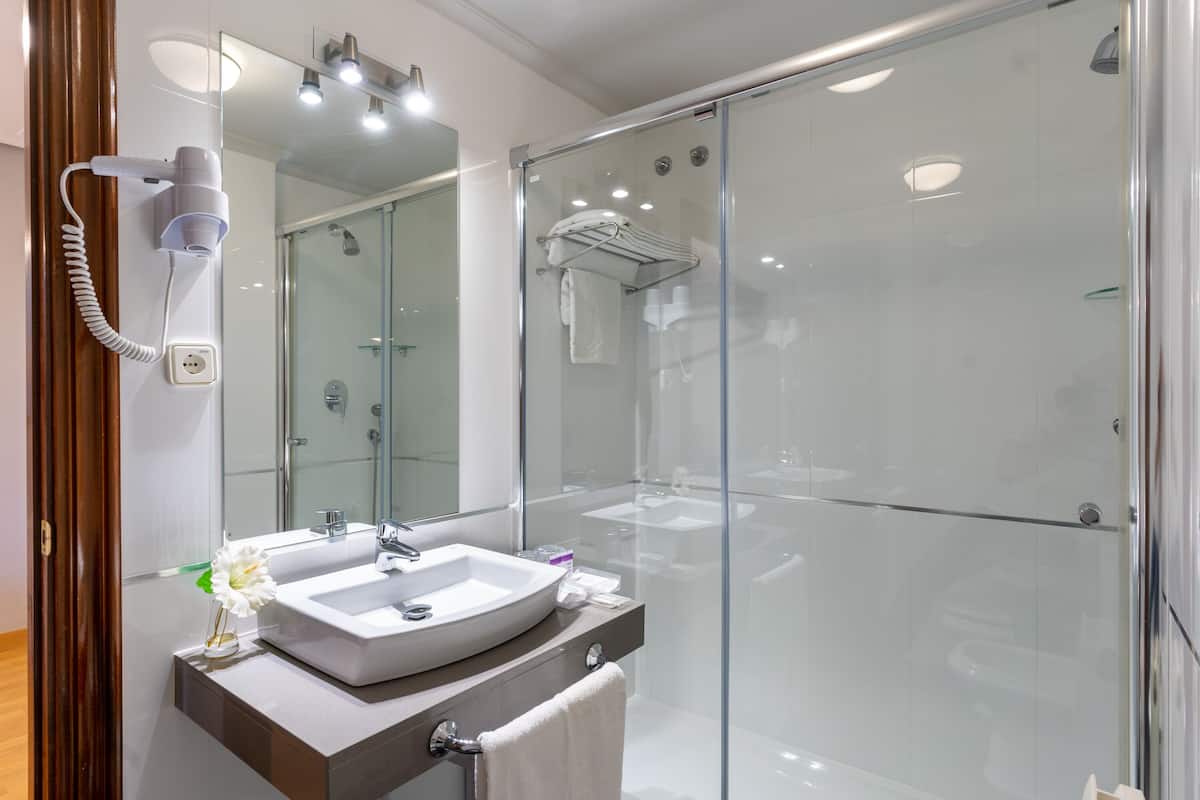 double room | bathroom | free toiletries, hair dryer, bidet, towels