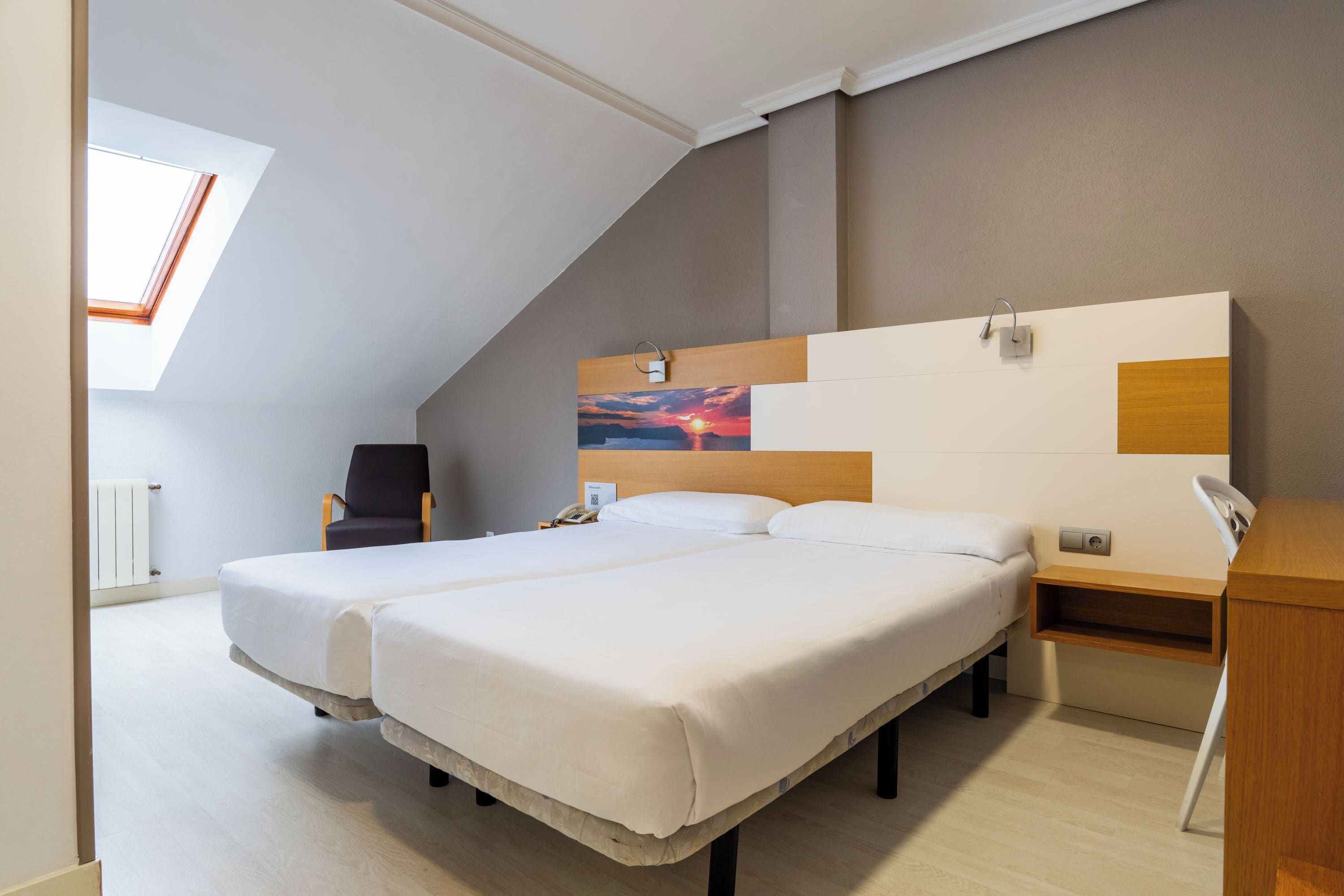 Habitació econòmica | Cobrellits, caixa forta a l'habitació i escriptori 