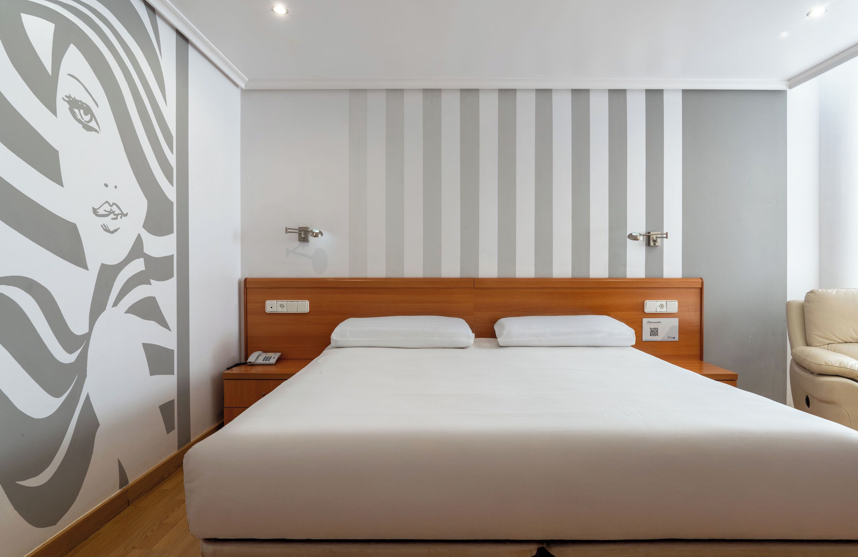 高级房 | 羽绒被、客房内保险箱、办公桌、笔记本电脑工作区