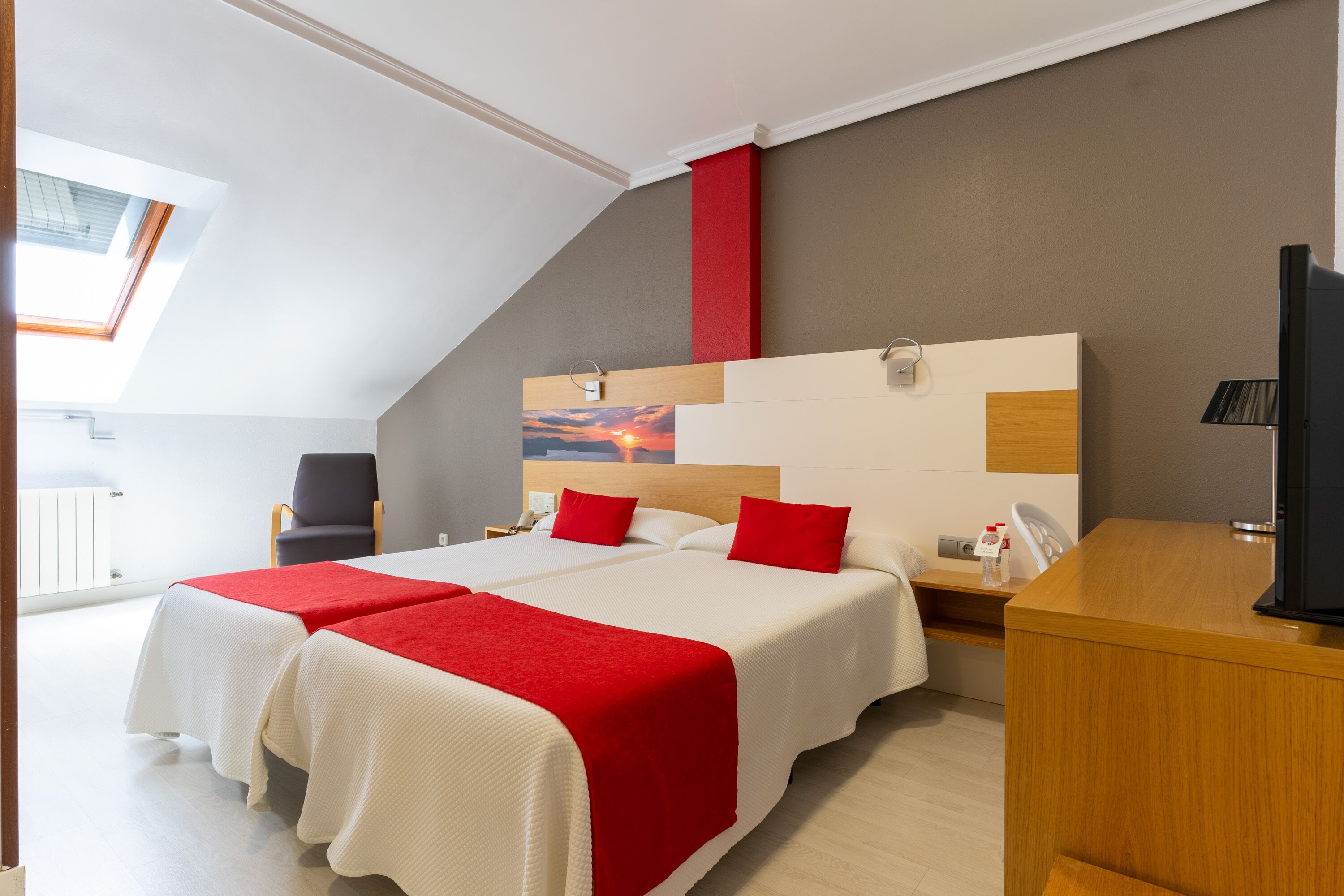 double room | down duvets, in-room safe, desk, laptop workspace