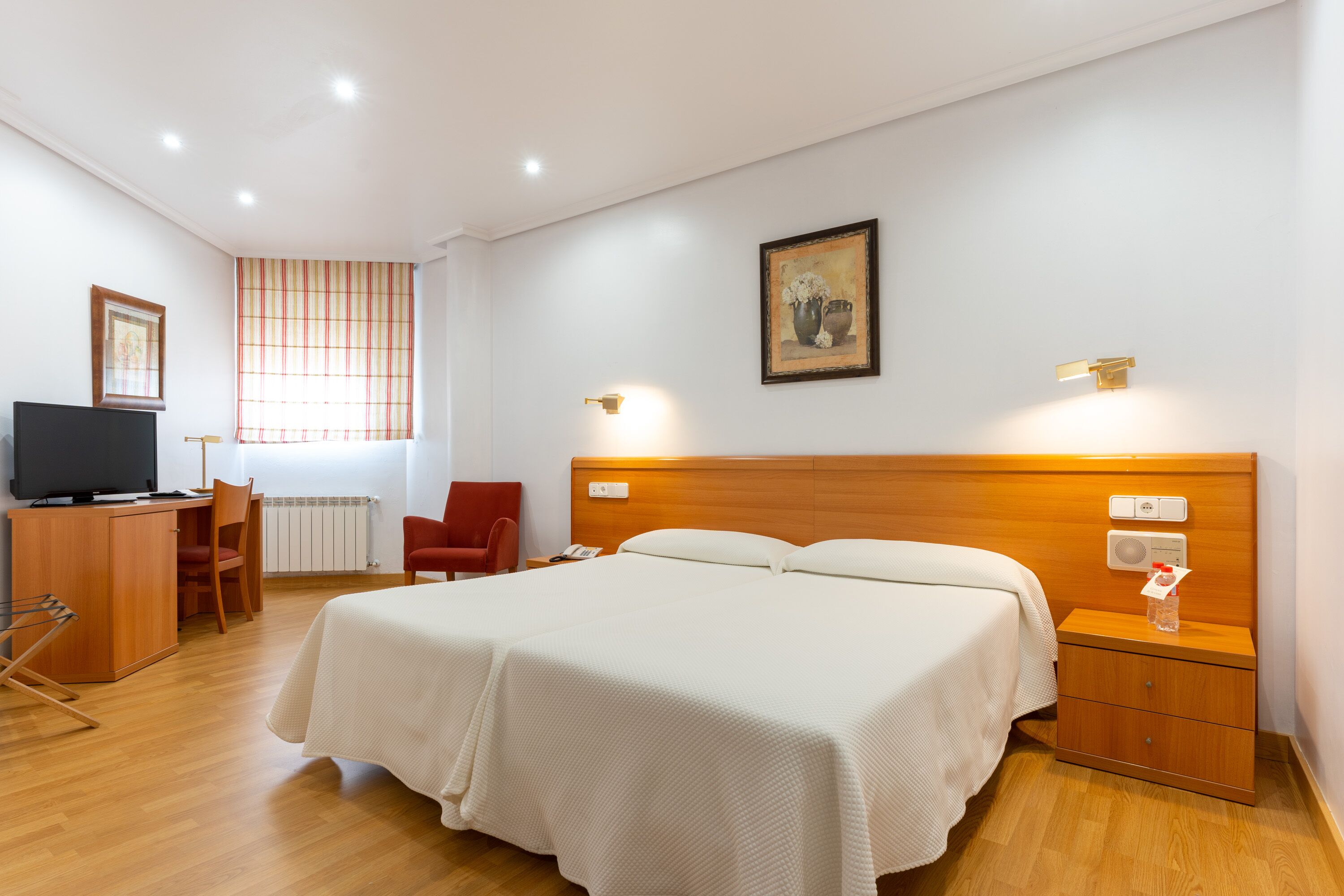 double room | down duvets, in-room safe, desk, laptop workspace