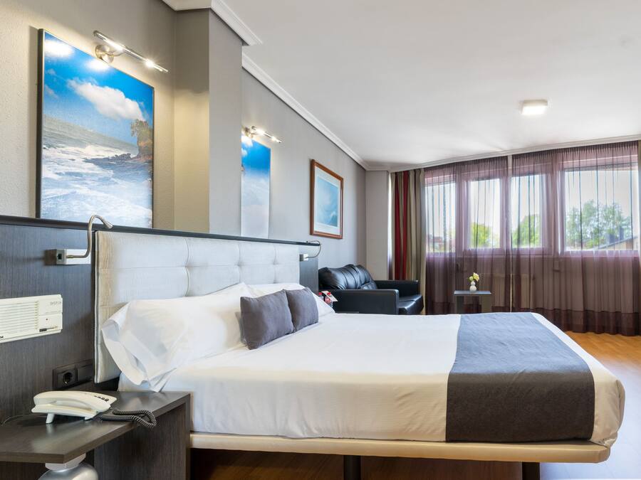 Cubrecamas, caja de seguridad en la habitación y escritorio