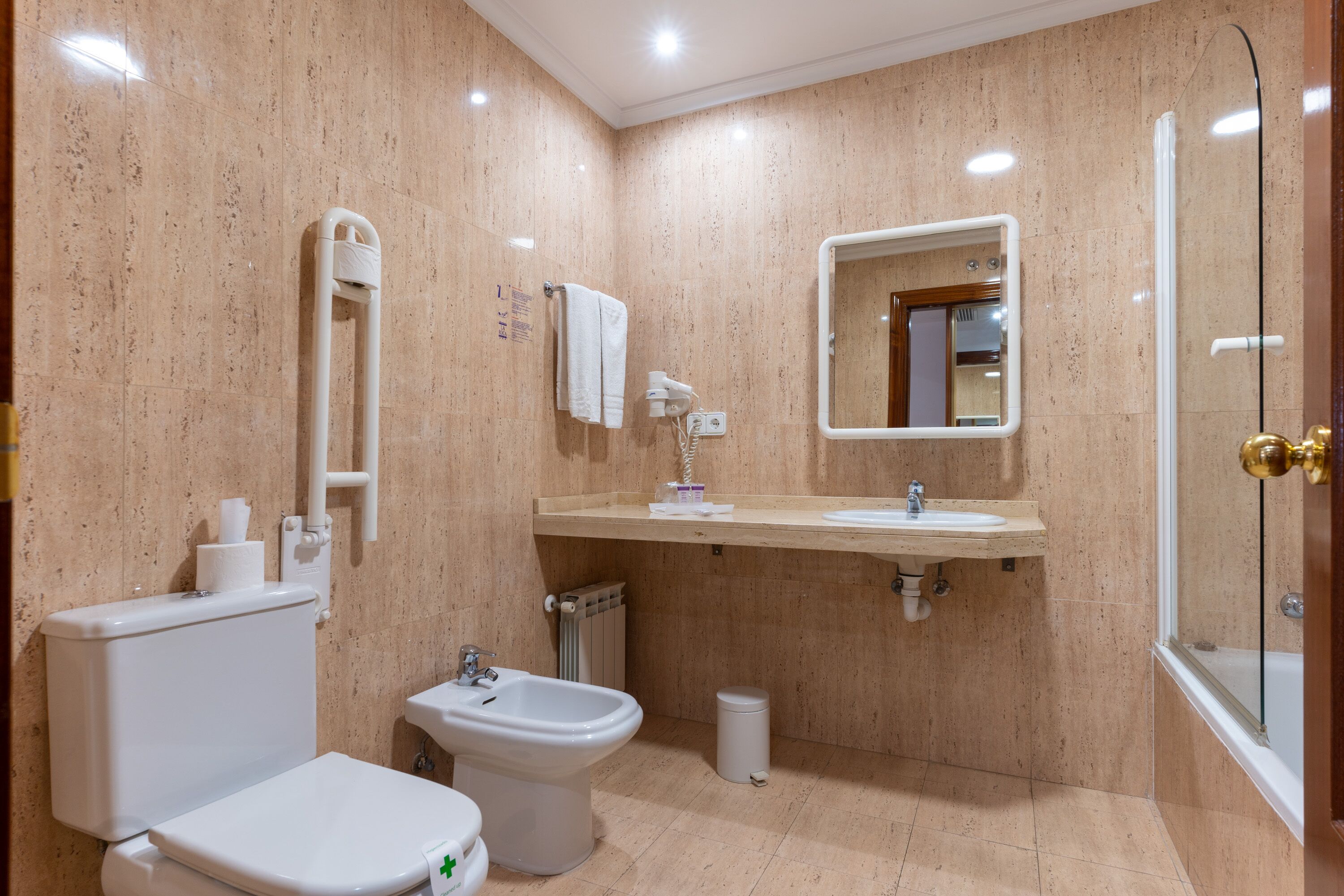 superior room | bathroom | free toiletries, hair dryer, bidet, towels