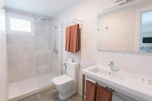 Superior Apartment, 2 Bedrooms | Bathroom | Combined shower/bathtub, towels - Apartamentos Celeste (Teguise)