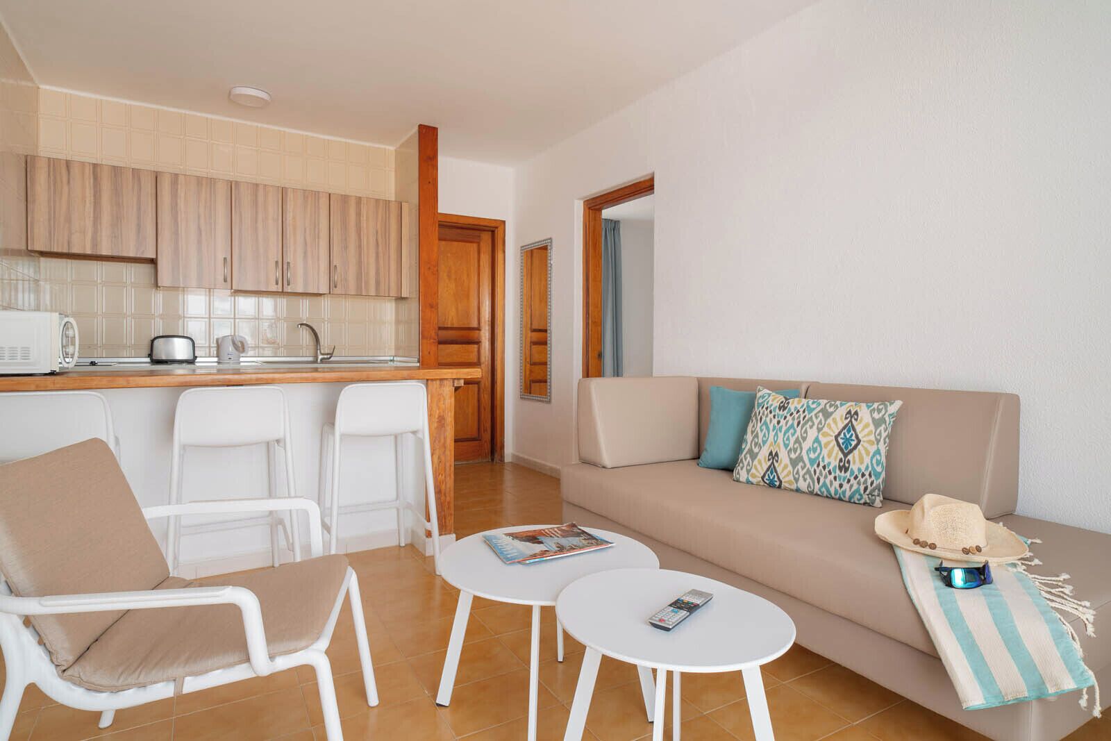 Frigorífico, microondas, placa de cocina y cafetera o tetera