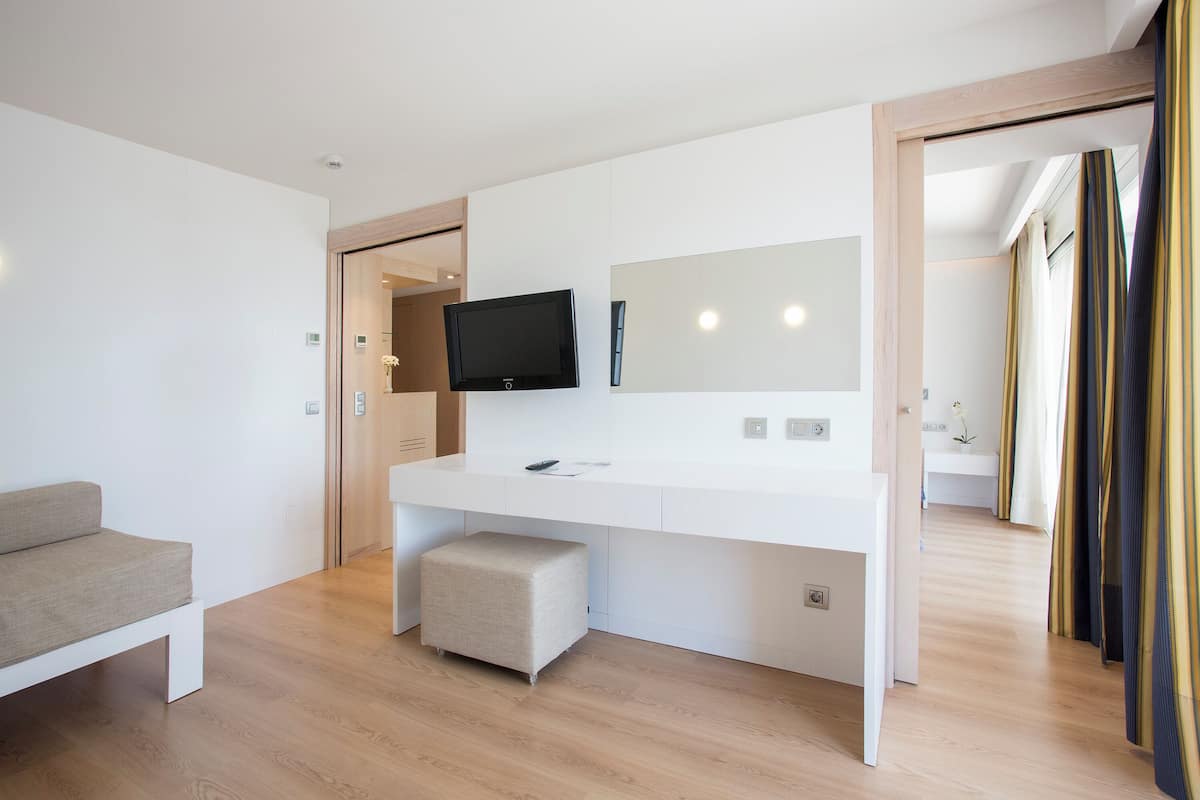 1 bedroom, in-room safe, desk, iron/ironing board