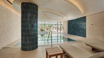 Piscine extérieure, chaises longues