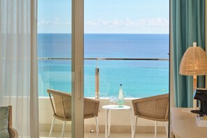 Caja de seguridad en la habitación y escritorio